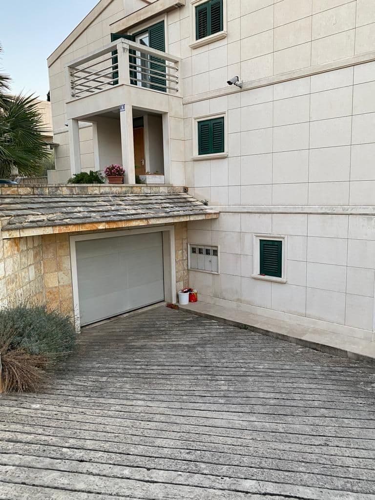 Podstrana, kuća s bazenom i pogledom na more, 400m2