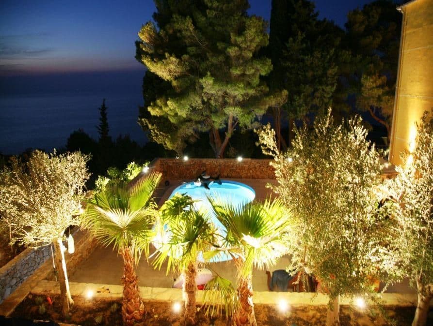 Otok Vis, vila s bazenom, te pogledom na more 1.040 m2
