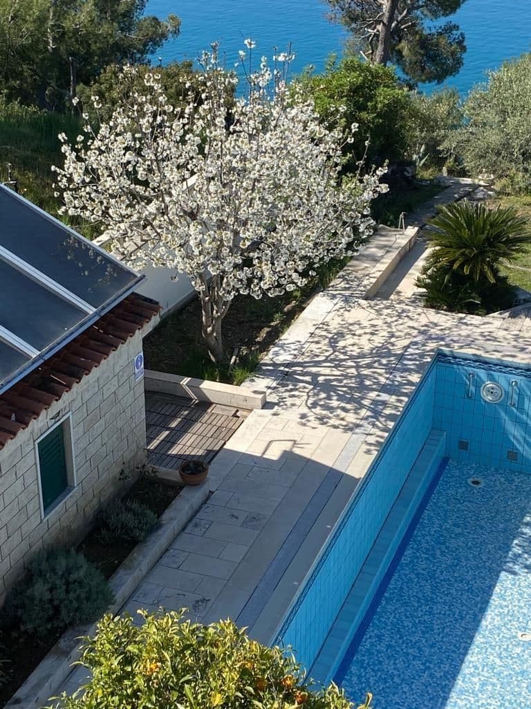 Podstrana, kuća s bazenom i pogledom na more, 400m2