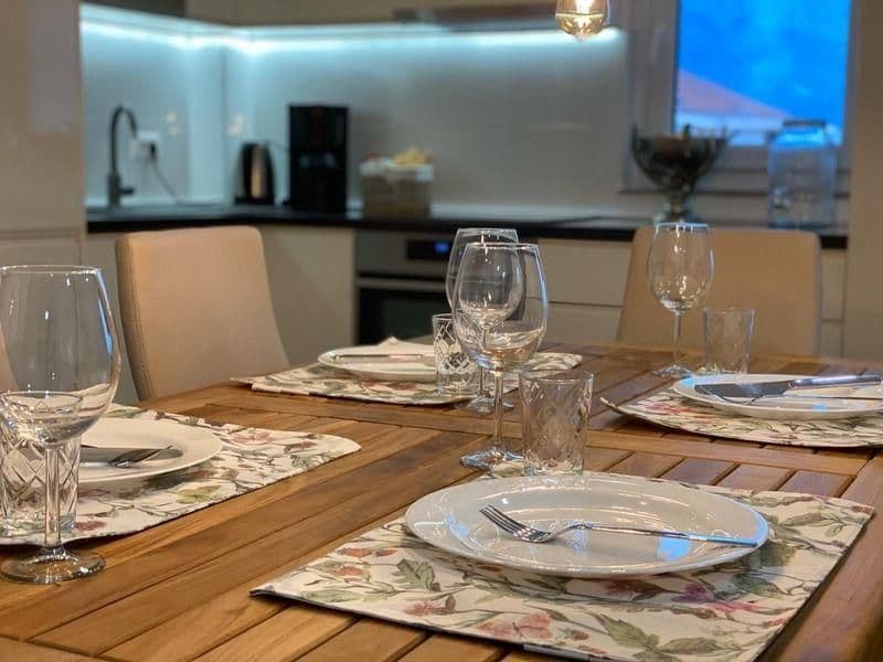 Makarska, apartamento amueblado de dos dormitorios con vistas al mar 72,50m2