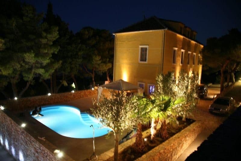 Otok Vis, vila s bazenom, te pogledom na more 1.040 m2