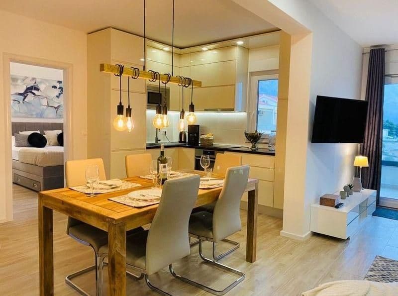 Makarska, apartamento amueblado de dos dormitorios con vistas al mar 72,50m2