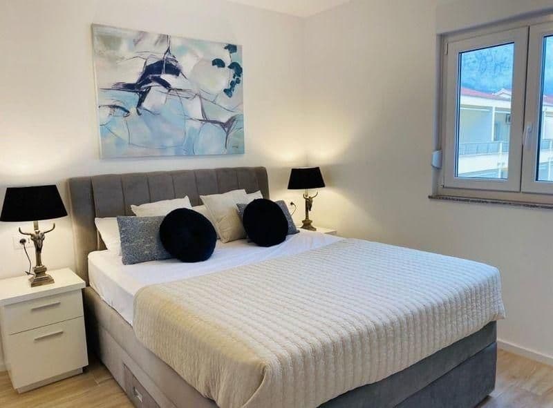 Makarska, apartamento amueblado de dos dormitorios con vistas al mar 72,50m2