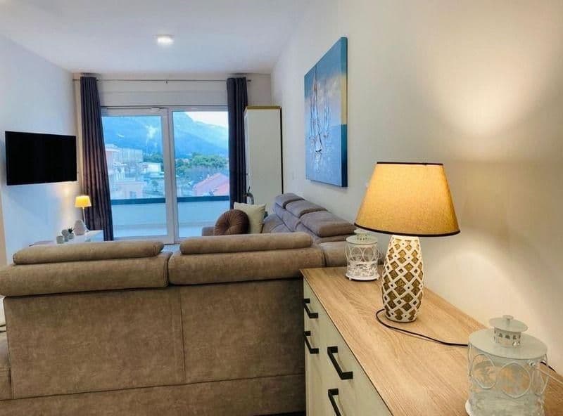 Makarska, apartamento amueblado de dos dormitorios con vistas al mar 72,50m2